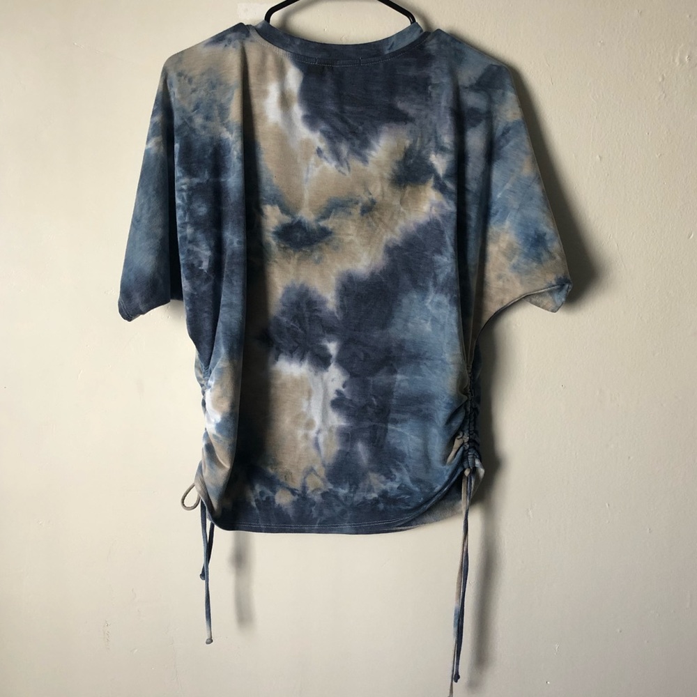 Skönhet Tie-Dye Short Sleeve Top w/ Adjustable Sides - Picture 4 of 5